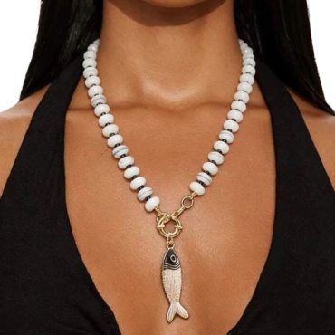 Collar borlas blancas con pescado
